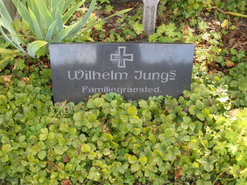 Wilhelm Jung's familegravsted.JPG